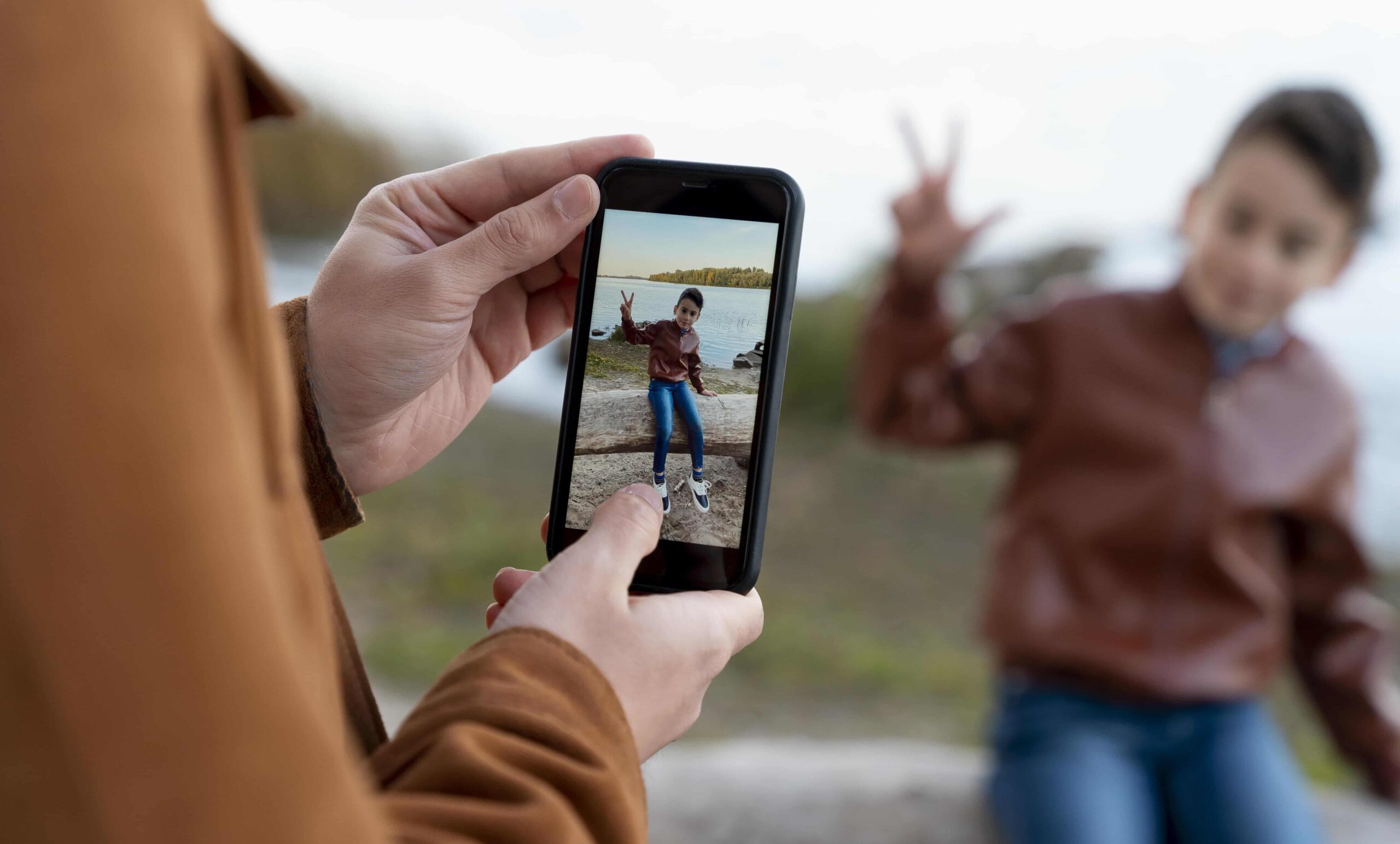 Pessoa enquadrando um objeto da imagem na foto para fotografar, como exemplo de passo a passo para tirar fotos incríveis no Instagram (2024)