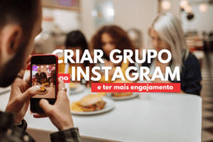 homem usando a câmera do celular fotogrando amigos com o texto "criar grupo no instagram e ter mais engajamento" em destaque