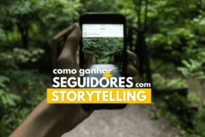 imagem de uma mão segurando celular em frente a uma floresta com o feed do instagram aberto desfocado ao fundo do texto "como ganhar mais seguidores com storytelling"